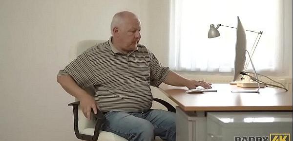 DADDY4K. Entspannung auf dem Schwanz vom Vater ihres Freundes